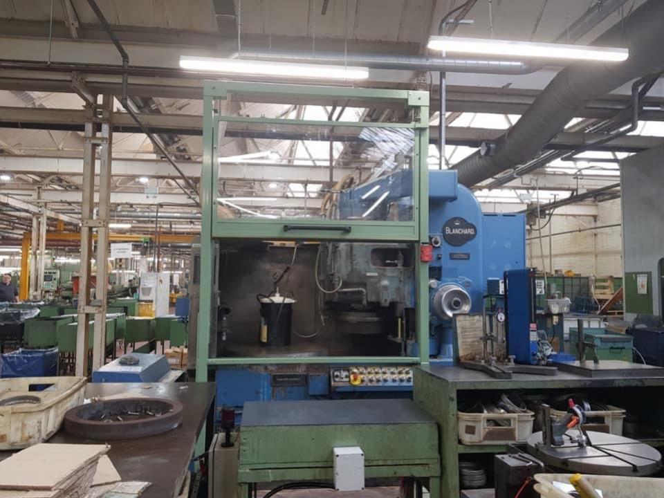 Rise and fall door on blanchard grinder 