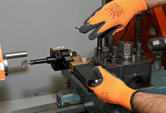 {Automatic Sanding Wheel Holder for Lathes}